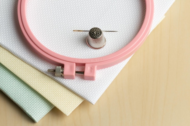 Detail výšivky na plátne